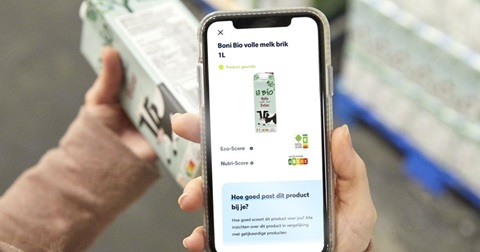 Smartphone en train de scanner un produit avec Eco-Score chez Colruyt